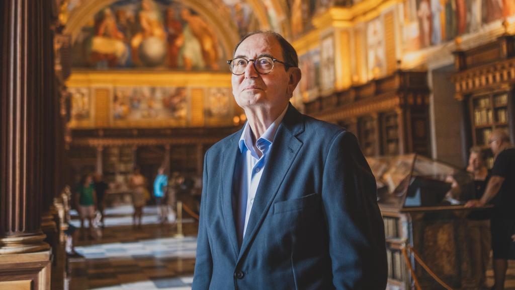 El padre Valle en la sala de los frescos de la biblioteca de El Escorial.