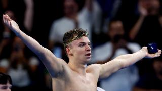 Leon Marchand celebra uno de sus oros en los JJOO de París 2024