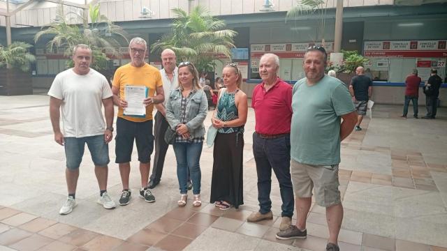 Usuarios de las instalaciones deportivas de Samil presentando 600 firmas en el Concello.