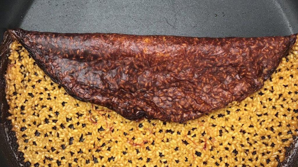 Imagen del socarrat de un arroz.