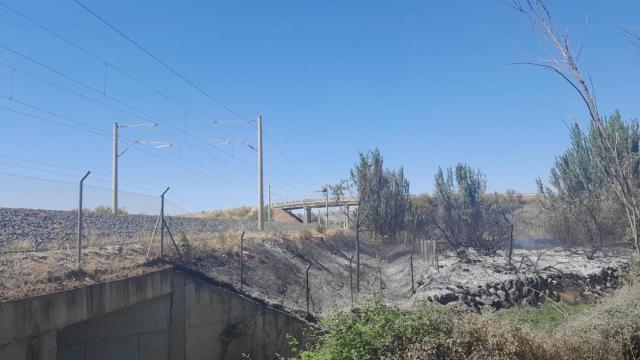 Incendio próximo a las vías del AVE en Malagón (Ciudad Real).