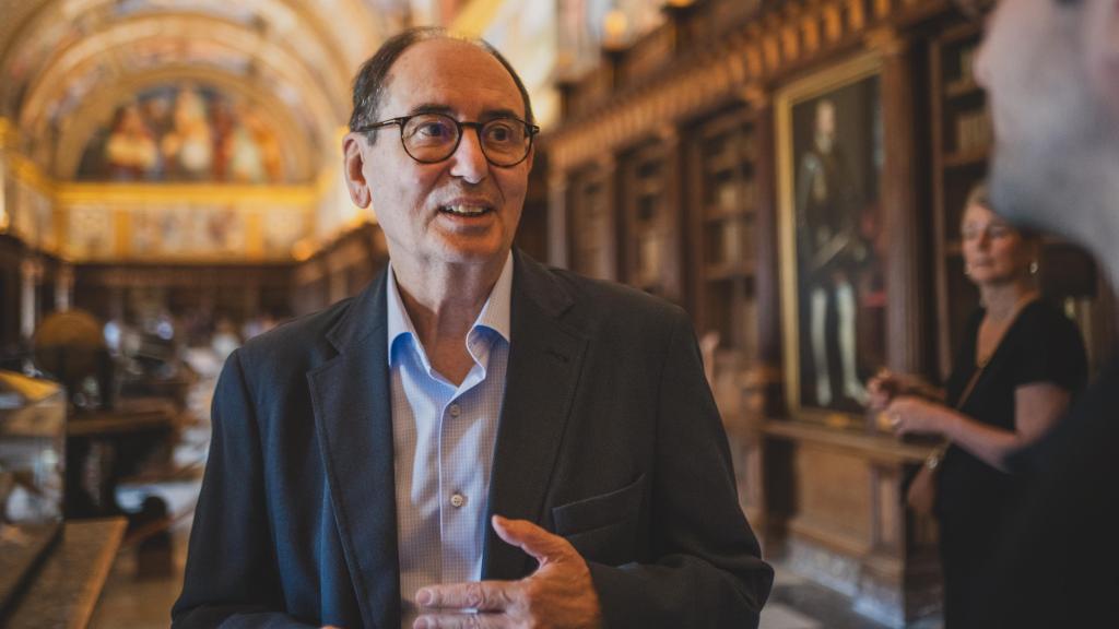 El padre Valle lleva 31 años al frente de la biblioteca de El Escorial, también conocida como la Laurentina.