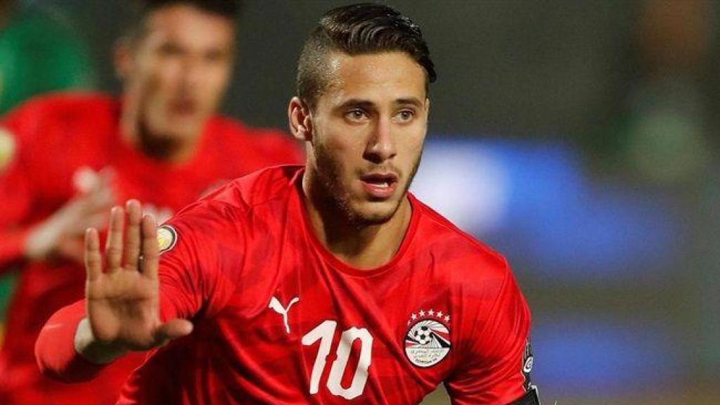 Ramadan Sobhi celebra un gol con el Al-Ahly egipcio.