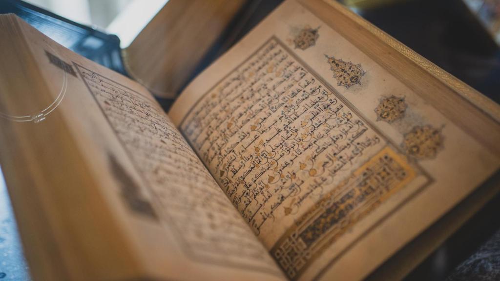 Detalle de una de las obras árabe expuestas en las vitrinas del salón principal de la biblioteca escurialense. Se trata de facsímiles, réplicas, cuyos originales son muy solicitados en el extranjero.