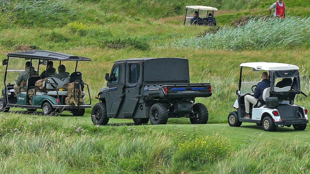 Comitiva de Trump con el buggy blindado
