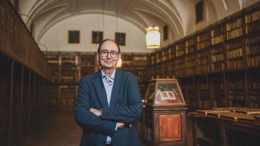 El padre Valle en la sala de los manuscritos, cuya entrada no está permitida al público.