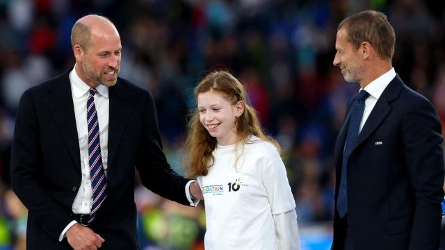 El príncipe Guillermo y Aleksander Ceferin, junto a la misteriosa chica en la ceremonia de entrega de medallas en la final de la Eurocopa