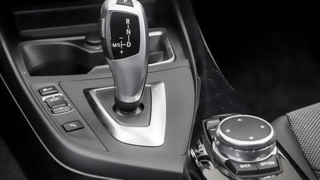 Imagen de la palanca de cambios de un vehículo automático.