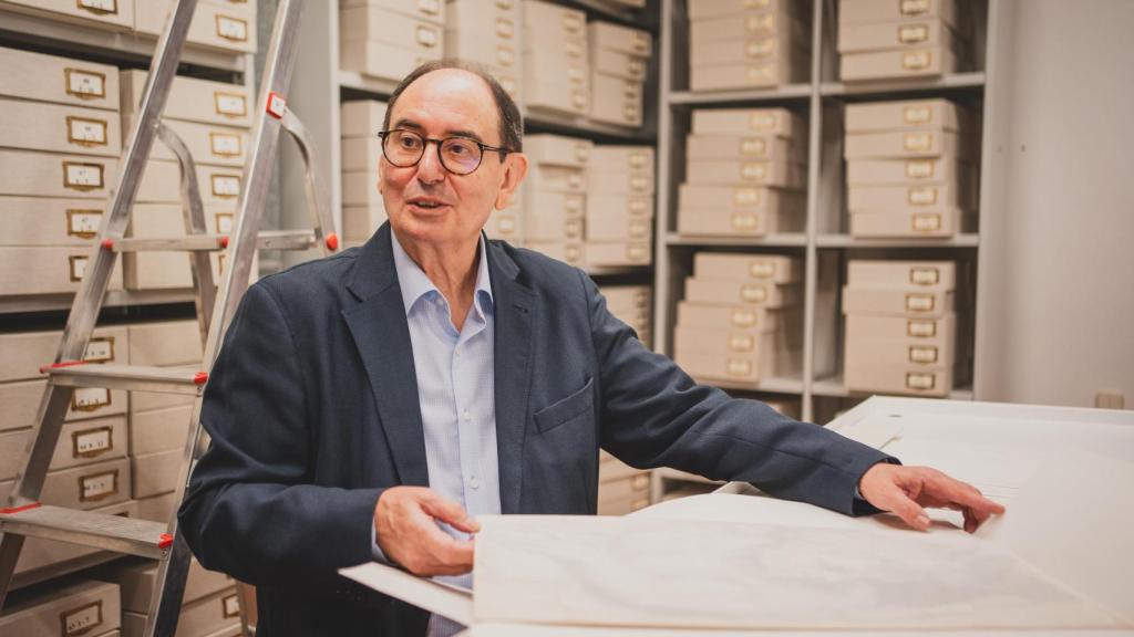 El padre Valle en el fondo documental de la biblioteca.