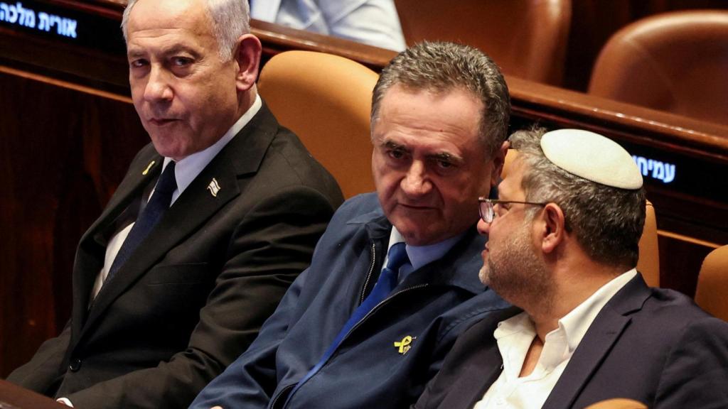 El primer ministro israelí, Ben Jamin Netanyahu, junto al ministro de Defensa, Israel Katz, y el ministro de Seguridad Nacional, Itamar Ben - Gvir, el día de una votación sobre la posible expulsión de Ayman Odeh del parlamento, en Jerusalén, el 14 de julio de 2025.