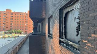 La fachada del edificio donde explotaron los coches.