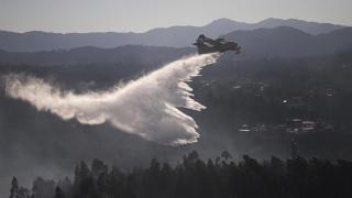 Equipos de los servicios de Emergencias trabajan para extinguir el fuego en Salvaterra do Miño.