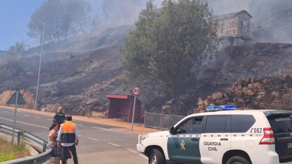 Desalojan a 30 vecinos por dos incendios en Cerdedo-Cotobade (Pontevedra)
