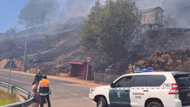 Desalojan a 30 vecinos por dos incendios en Cerdedo-Cotobade (Pontevedra)