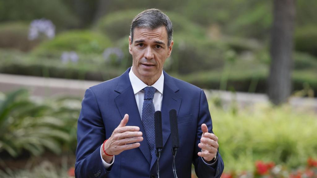 El presidente del Gobierno, Pedro Sánchez, en una rue da de prensa tras una reunión con el rey Felipe VI este martes, en el Palacio de Marivent, en Palma de Mallorca.