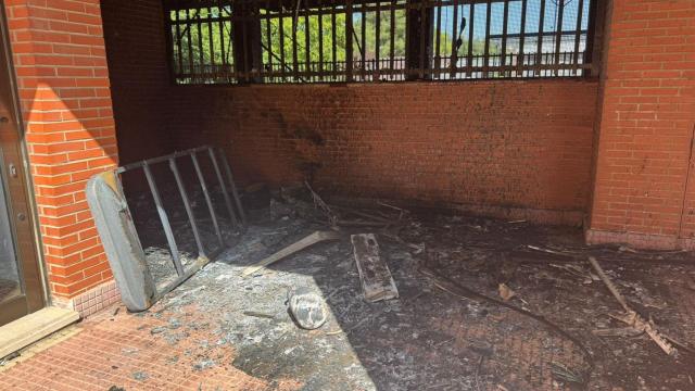 El espacio donde se instaló un indigente el lunes pasado, calcinado tras el incendio.