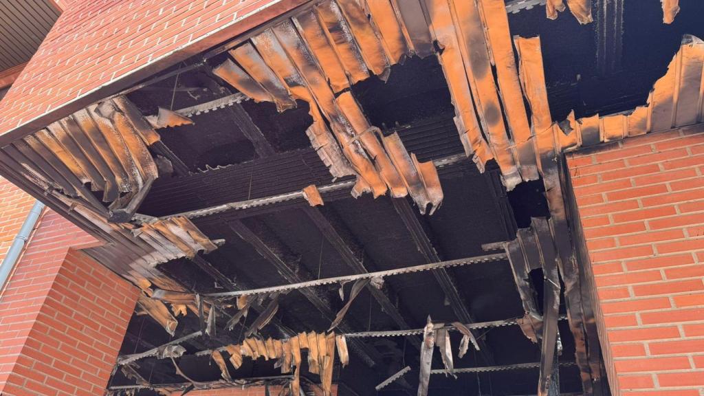 Imágenes del interior del porche quemado.