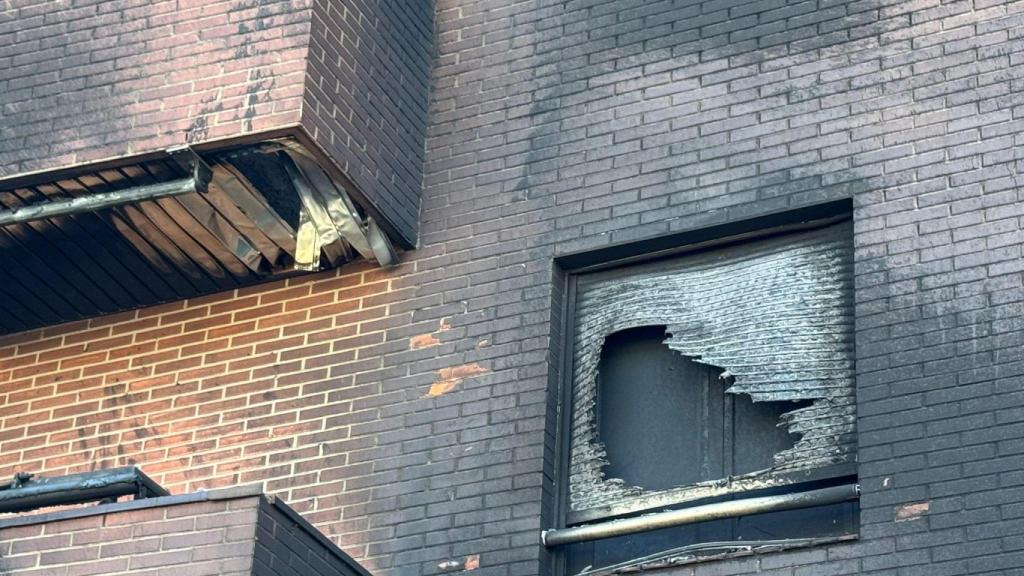 Imágenes de la fachada donde se produjo la explosión, calcinada.