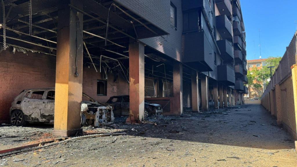 El aparcamiento con los coches quemados.