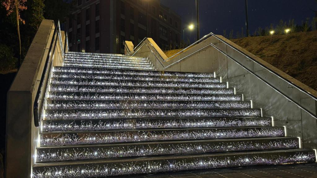 La nueva iluminación artística de la escalera del Puente Mayor en Valladolid