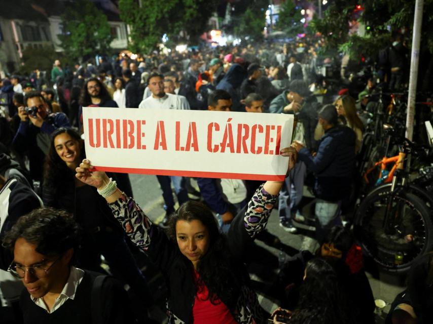 Una mujer sostiene una pancarta en la que se lee Uribe va a la cárcel, en Bogotá, Colombia, el 28 de julio de 2025.
