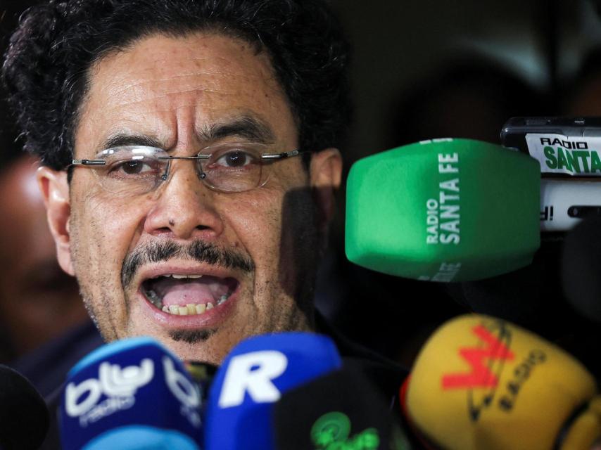 El senador Iván Cepeda habla con los medios de comunicación después de la condena contra Uribe.
