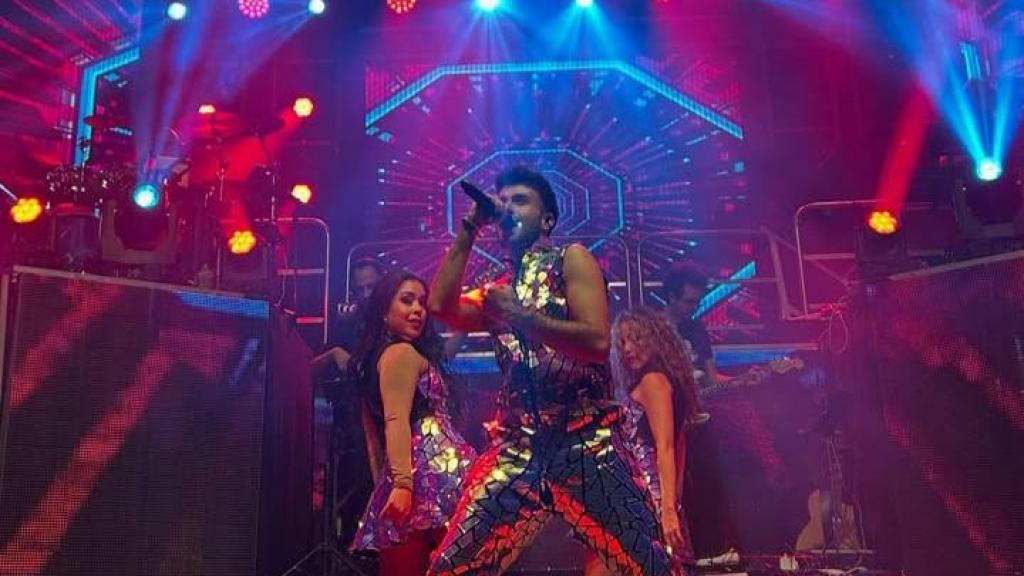 Alex Monago y la orquesta 'Nuevo Versalles'.