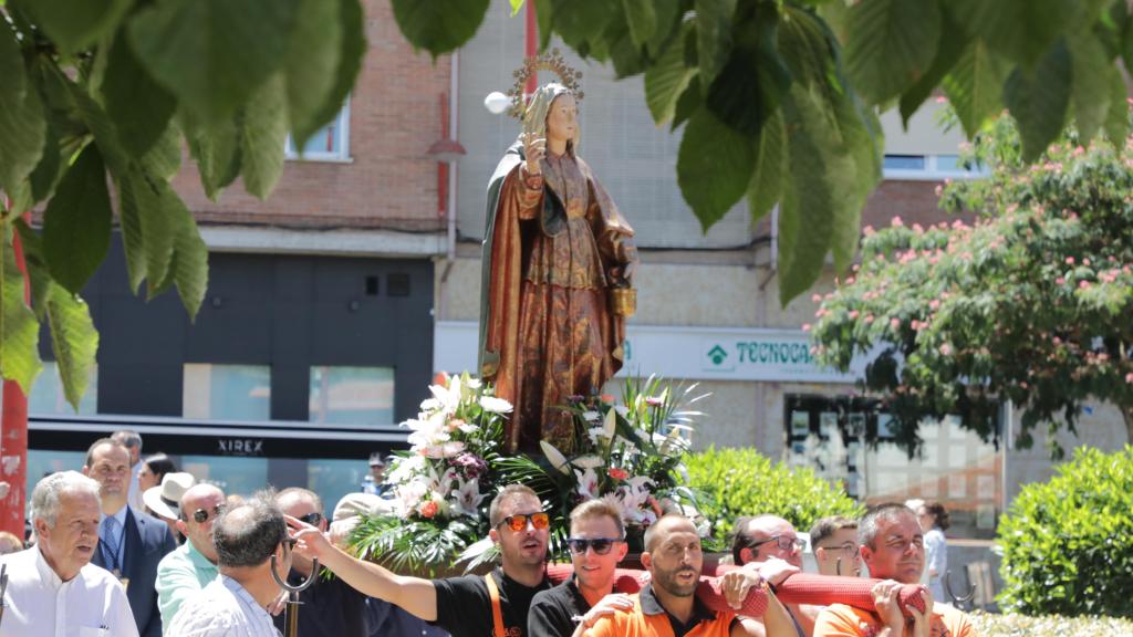 Santa Marta procesiona a su patrona por las calles del municipio