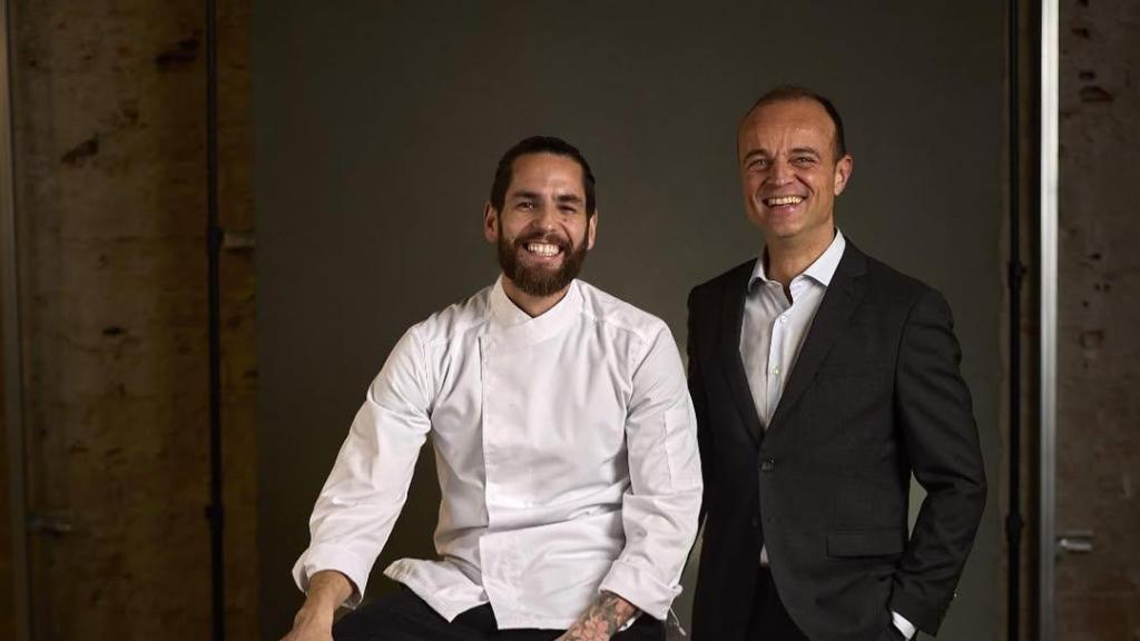 El chef Rubén Hernández Mosquero junto al sumiller Miguel Ángel Millán.