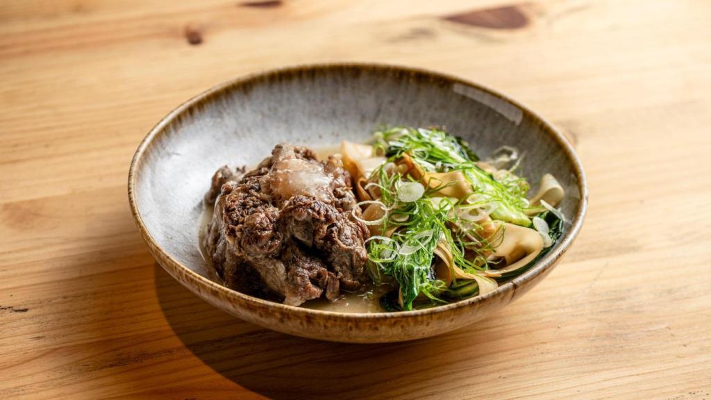 Rabo de toro con pak choi y noodles.