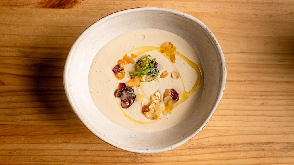 Ajo blanco con mojama.