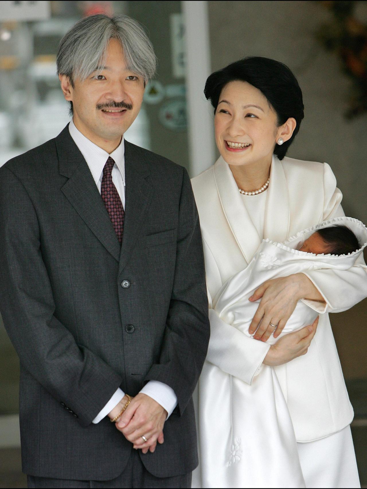 Los príncipes Fumihito y Kiko tras el nacimiento de Hisahito.