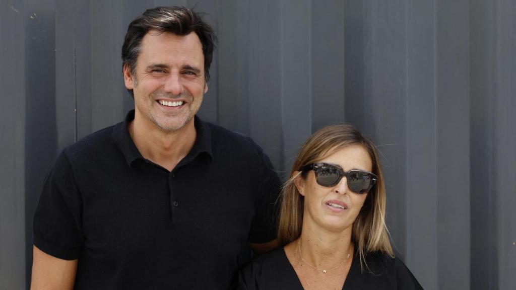 El día que Ion Aramendi y María Amores salieron del hospital tras el complicado parto de ella.