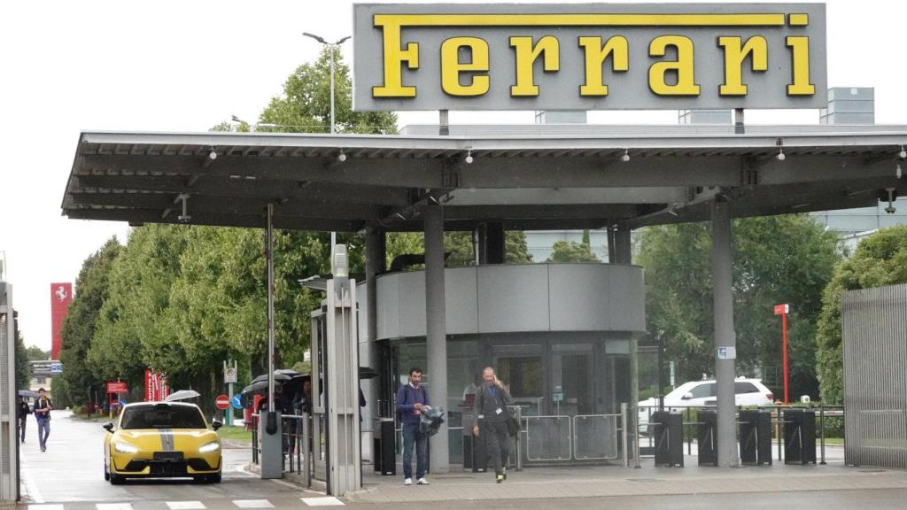 Un Xiaomi SU7 Ultra en la fábrica de Ferrari en Maranello