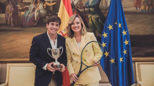 Pilar Alegría, junto altenista paralímpico Martín de la Puente, este martes, en la sede del Ministerio de Educación y Deportes.