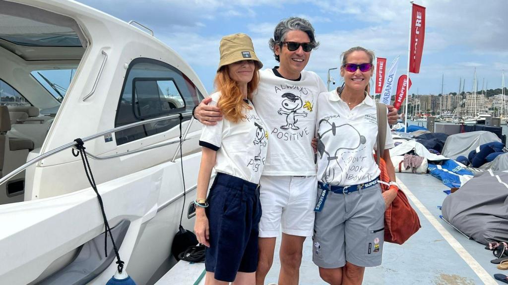 Fiona Ferrer junto a Olivia de Borbón y Julián Porras-Figueroa antes de partir en barco.