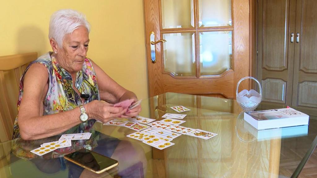 Manuela recibe una llamada de la IA.