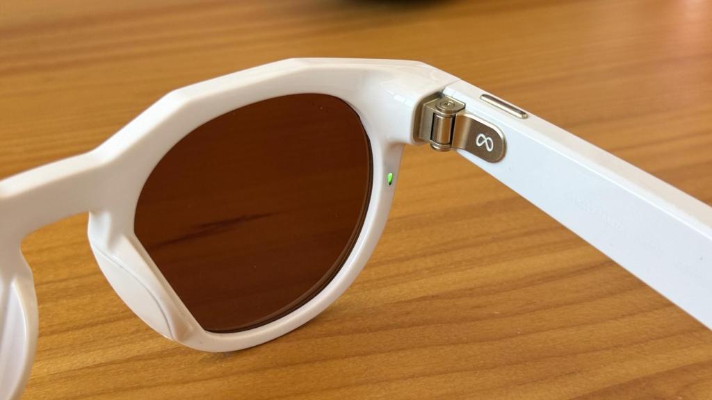 LED de notificación interno, botón para grabar y logo de Meta