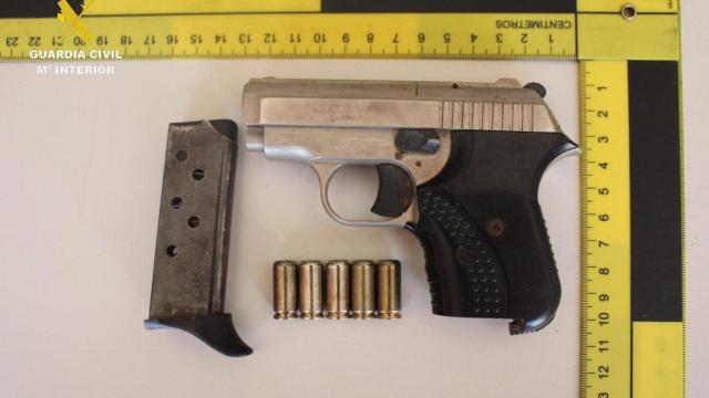 Imagen de una pistola intervenida al clan.