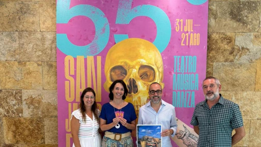 Naira Meste recibiendo el premio del concurso de fotografía de manos del concejal de Cultura de San Javier, David Martínez.