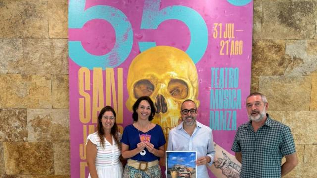 Naira Meste recibiendo el premio del concurso de fotografía de manos del concejal de Cultura de San Javier, David Martínez.