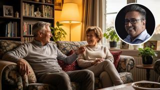 Montaje de Rodolfo Nevado y dos pensionistas en su casa en una imagen creada con IA.