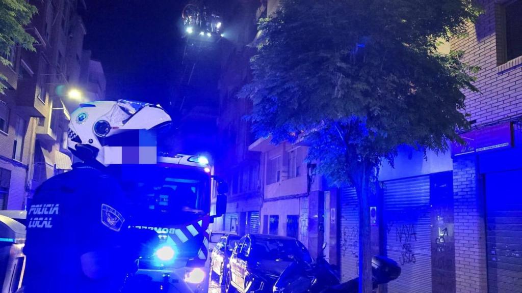 Patrullas policiales en el edificio.