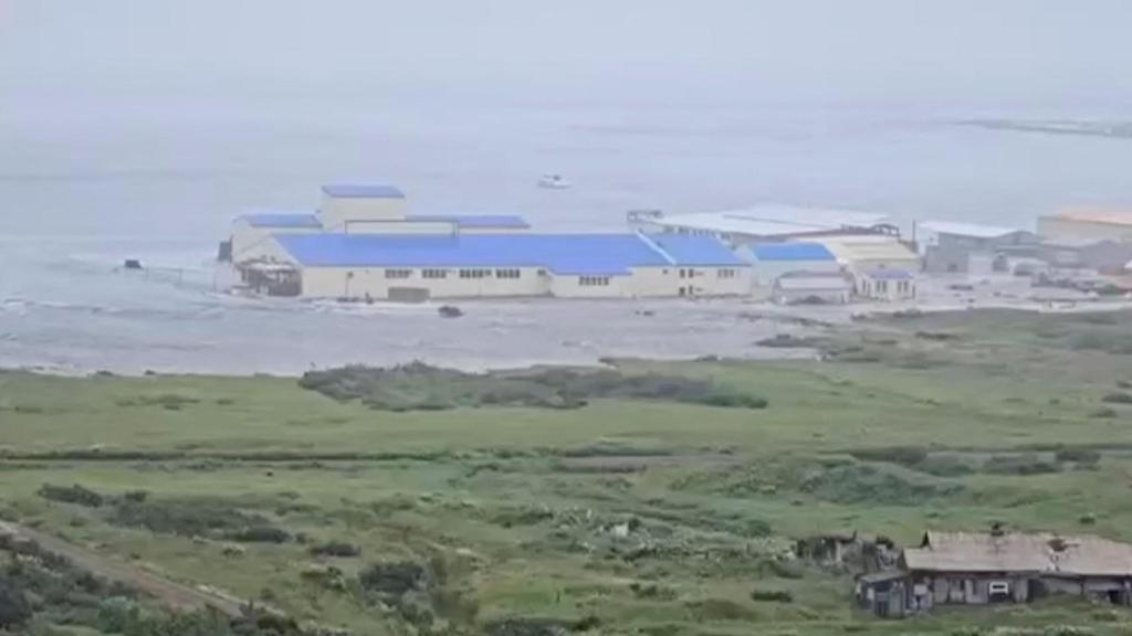 Una ola arrasa un edificio en la península de Kamchatka, en Severo-Kurilsk, región de Sajalín, Rusia.