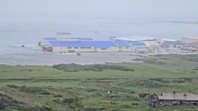 Una ola arrasa un edificio en la península de Kamchatka, en Severo-Kurilsk, región de Sajalín, Rusia.