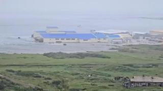 Una ola arrasa un edificio en la península de Kamchatka, en Severo-Kurilsk, región de Sajalín, Rusia.