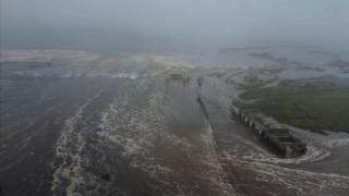 Las olas anegan la costa tras el terremoto de Kamchatka. Reuters.