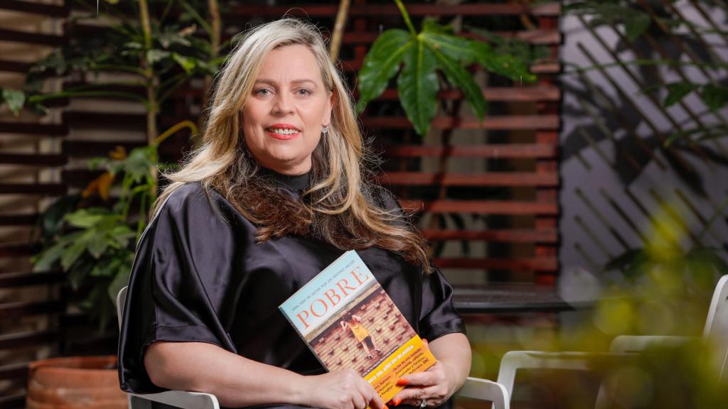 La autora, retratada con su nuevo libro.