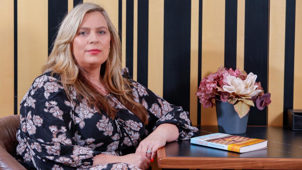 O’Sullivan, la experta en inclusión educativa, frente al objetivo.