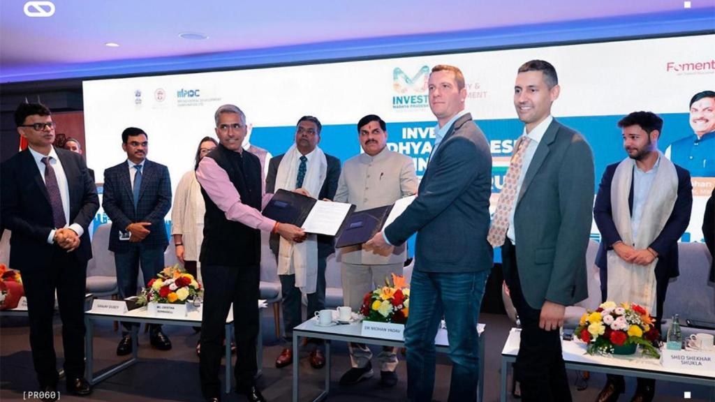 De izquierda a derecha: Sanjay Dubey, secretario jefe adjunto del Departamento de Desarrollo Urbano y Vivienda del Gobierno de Madhya Pradesh; Daniel Pope, cofundador de Submer; y Pol Valls Soler, cofundador de Submer. Detrás: Mohan Yadav, jefe de gobierno de Madhya Pradesh.